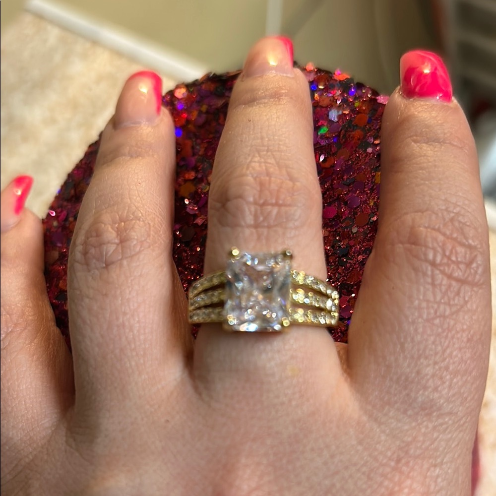 Elegant Gold and Silver Women's Ring